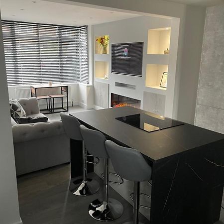 Va Home Stay - Close To Luton Airport, M1 & A505 Bagian luar foto