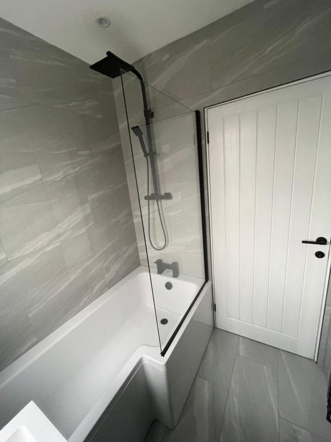 Va Home Stay - Close To Luton Airport, M1 & A505 Bagian luar foto
