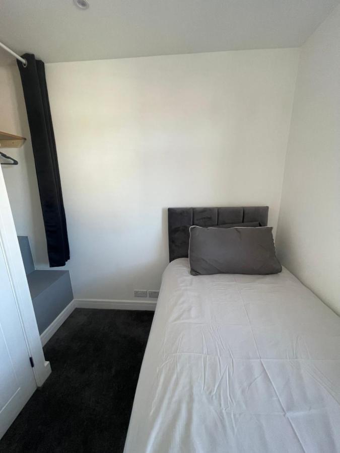 Va Home Stay - Close To Luton Airport, M1 & A505 Bagian luar foto